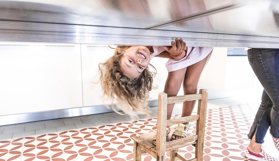 hija de filipa fortunato jugando en la cocina