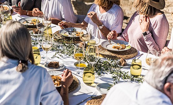 The table was placed on the magnificent stone terrace that opens to the landscape without limits of the Raiguer region