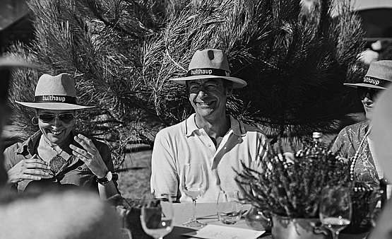 Conversación relajada y reencuentros en el jardín de La Ricarda.